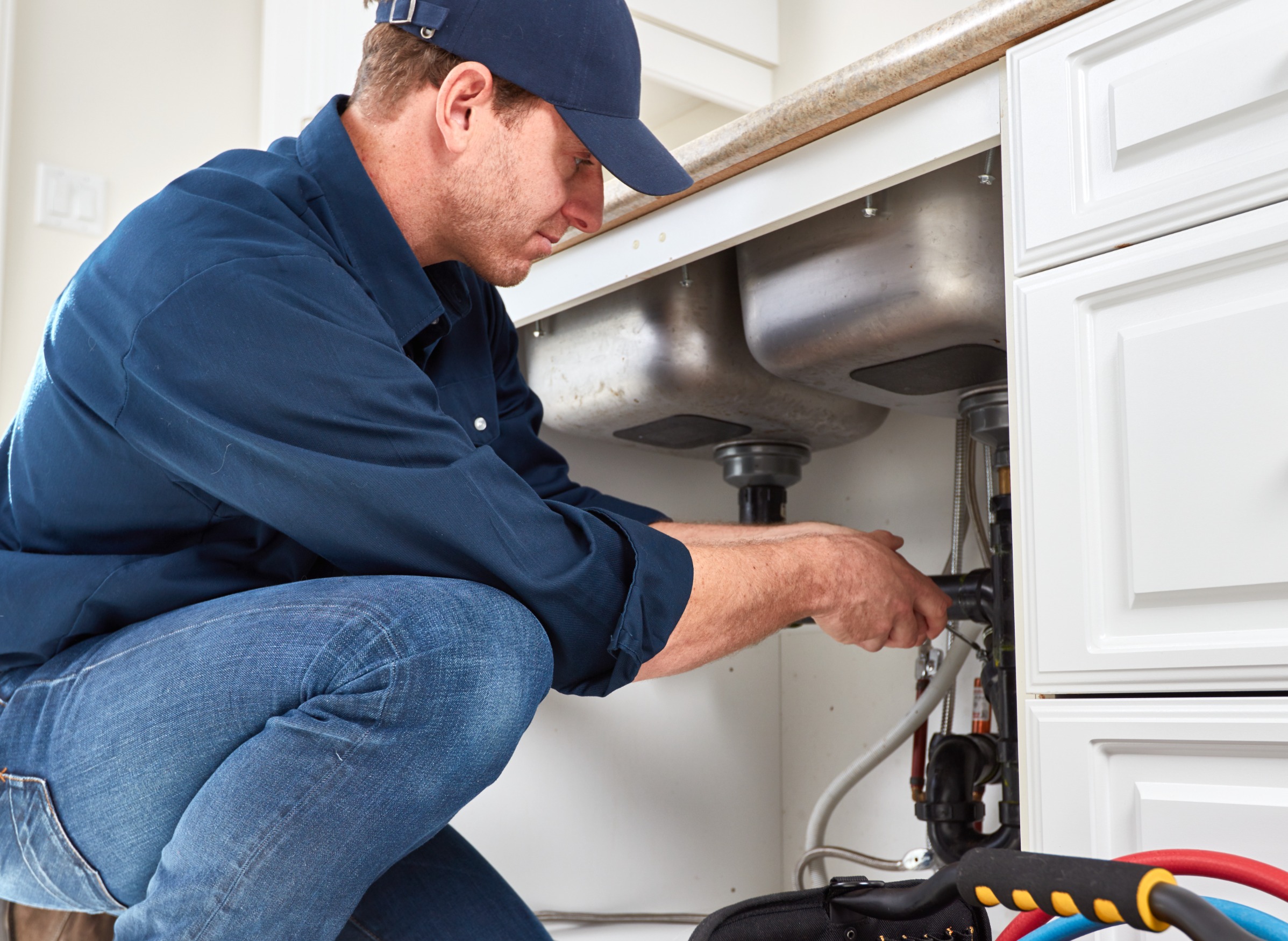 Handyman helps with minor plumbing issue